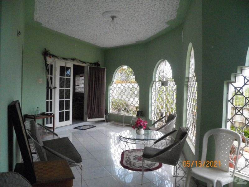 Pecera con peces ornamentales en Santo Domingo